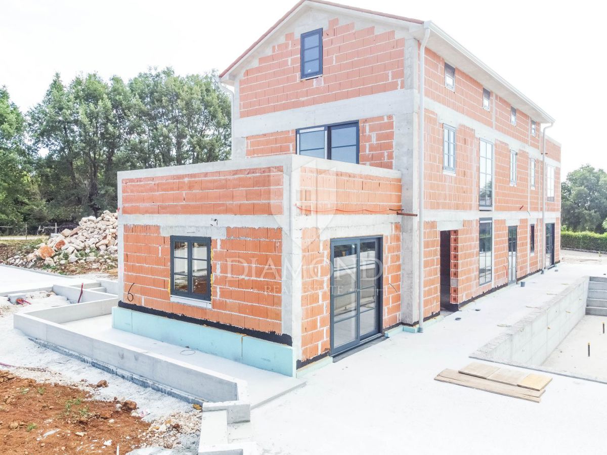 Villa con piscina in costruzione in posizione tranquilla