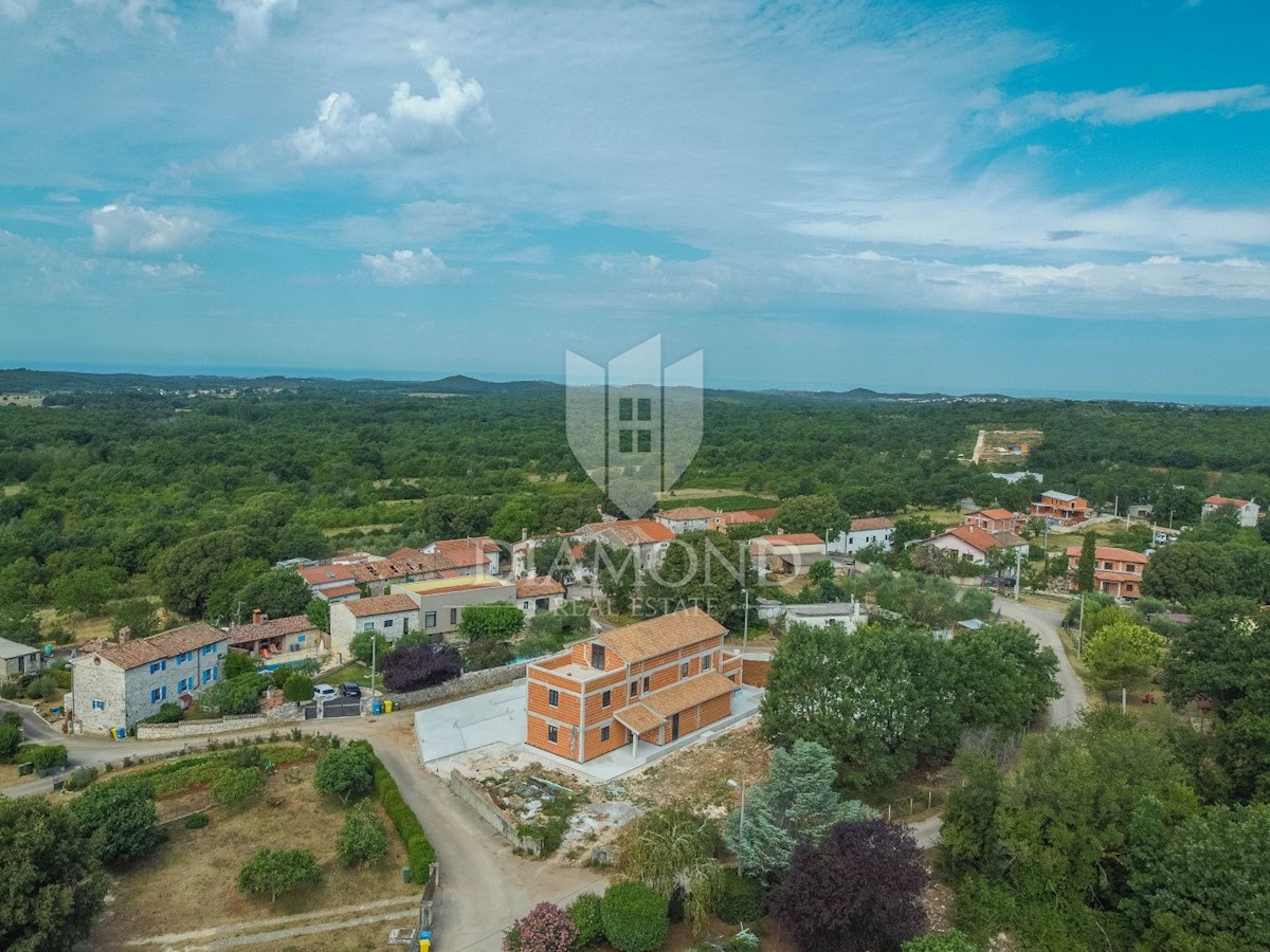 Villa con piscina in costruzione in posizione tranquilla