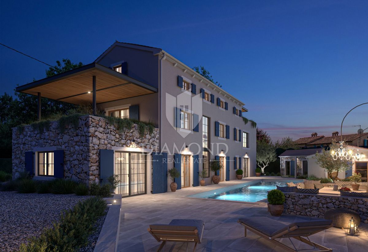 Villa con piscina in costruzione in posizione tranquilla