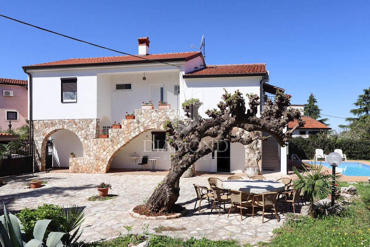 Parenzo, dintorni, casa con piscina e ampio giardino!