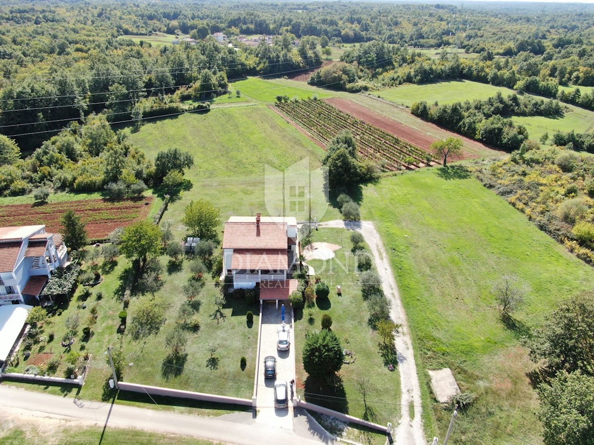 Barban, dintorni, casa bifamiliare con ampio giardino