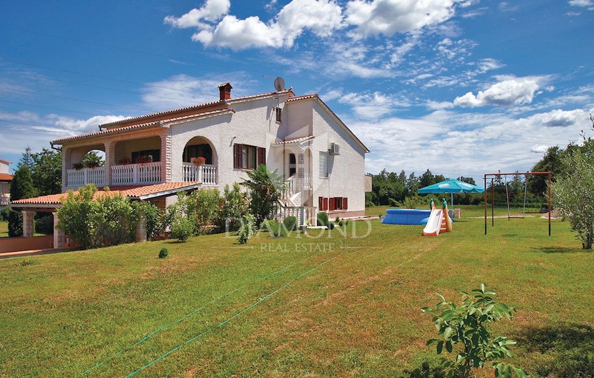 Barban, dintorni, casa bifamiliare con ampio giardino