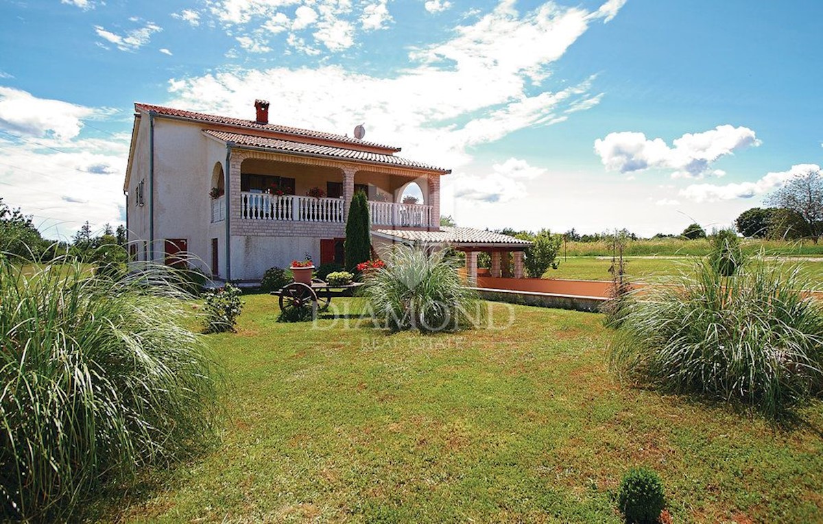 Barban, dintorni, casa bifamiliare con ampio giardino