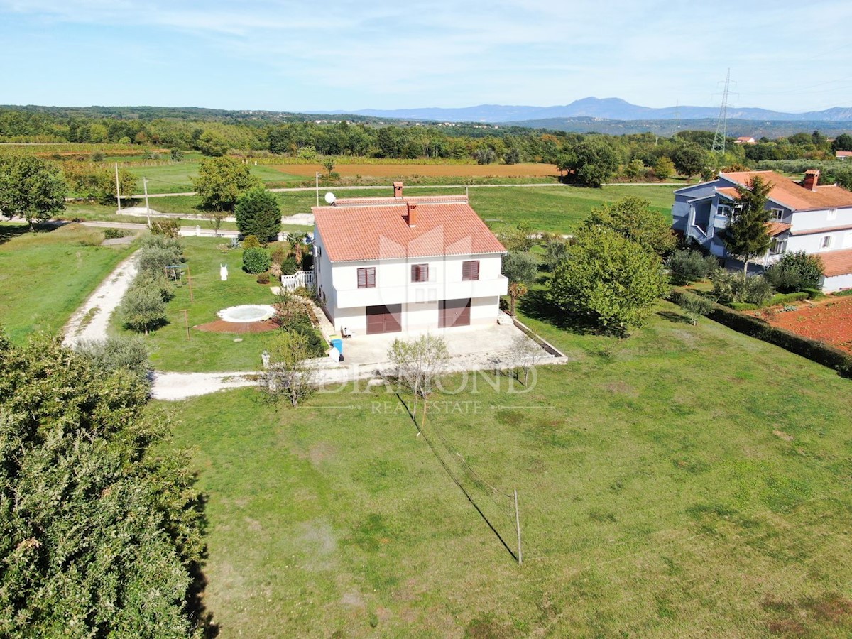 Barban, dintorni, casa bifamiliare con ampio giardino