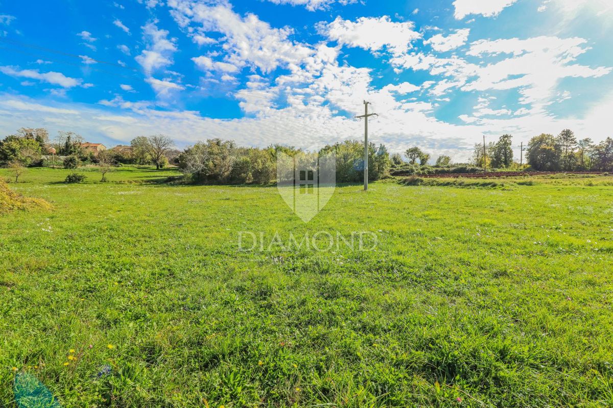 Oprtalj! Terreno edificabile in una posizione tranquilla!