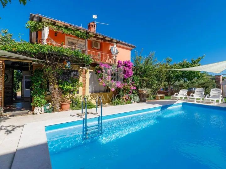 Umago, dintorni! Bellissimo condominio con piscina vicino al mare!