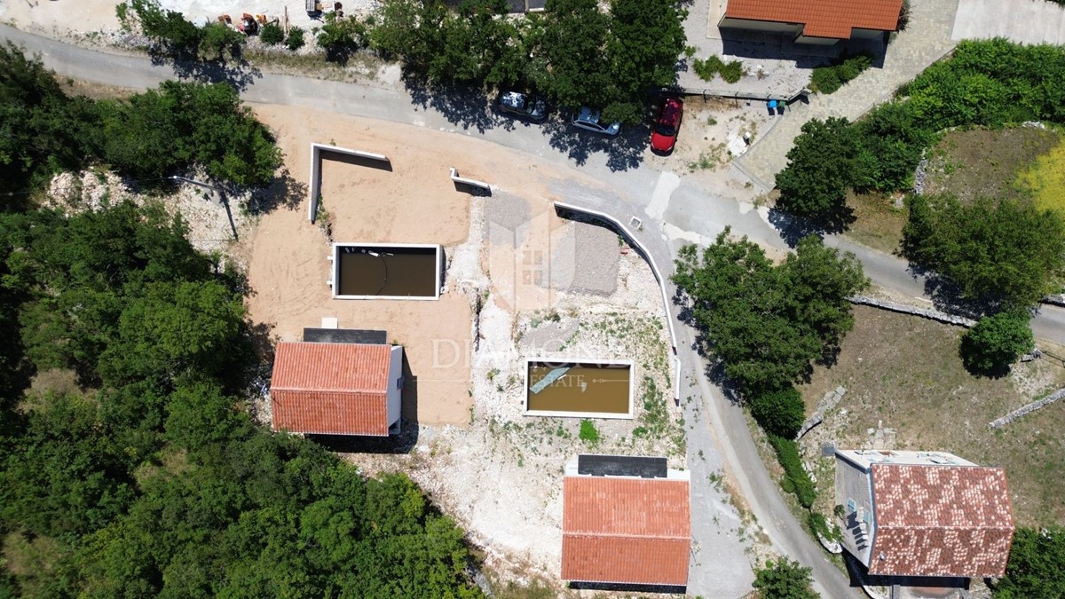 Labin, due case in pietra ristrutturate con piscina, vista mare