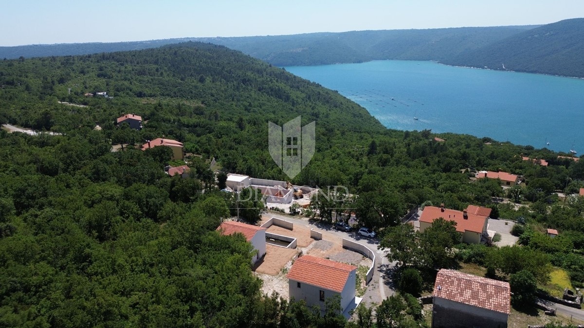 Labin, due case in pietra ristrutturate con piscina, vista mare