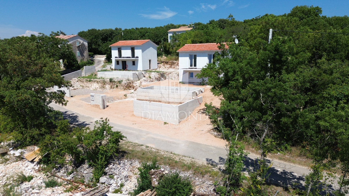 Labin, due case in pietra ristrutturate con piscina, vista mare