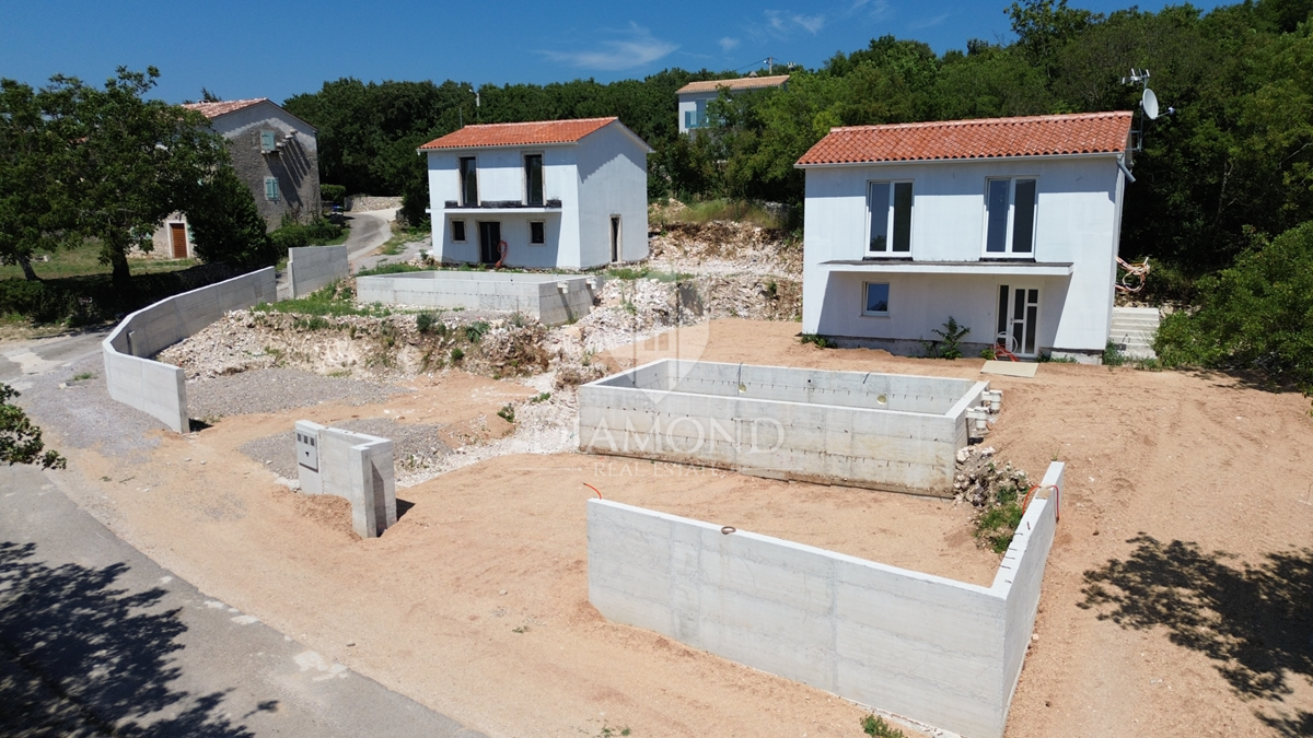 Labin, due case in pietra ristrutturate con piscina, vista mare