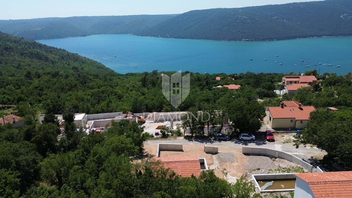 Labin, due case in pietra ristrutturate con piscina, vista mare