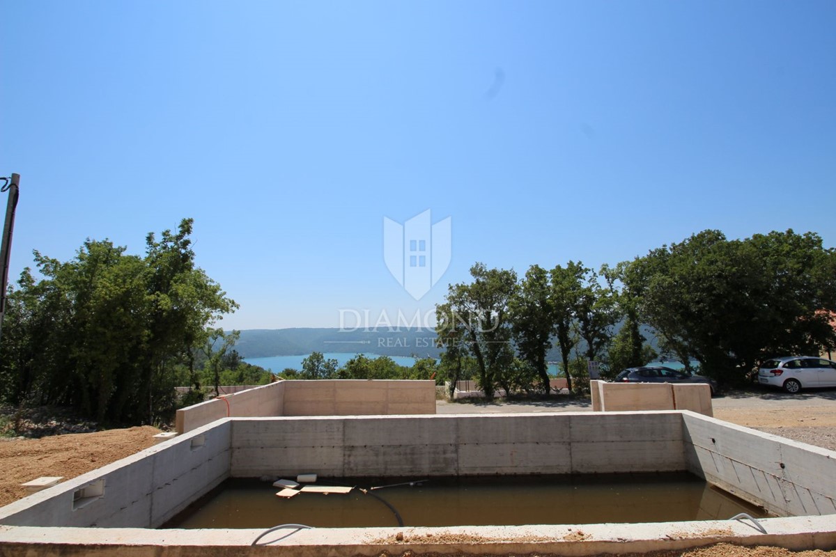 Labin, due case in pietra ristrutturate con piscina, vista mare