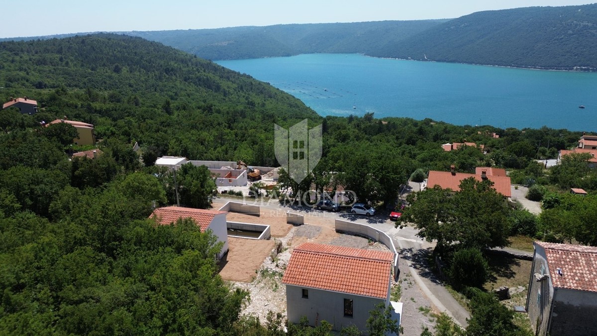 Labin, due case in pietra ristrutturate con piscina, vista mare