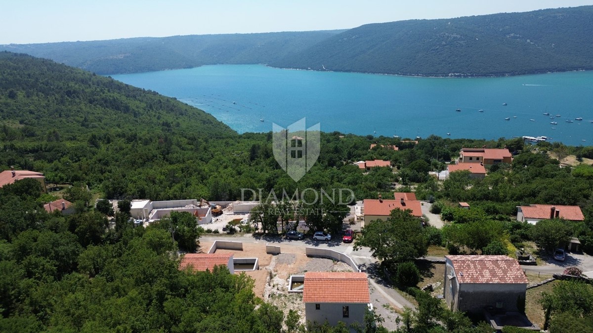 Labin, due case in pietra ristrutturate con piscina, vista mare