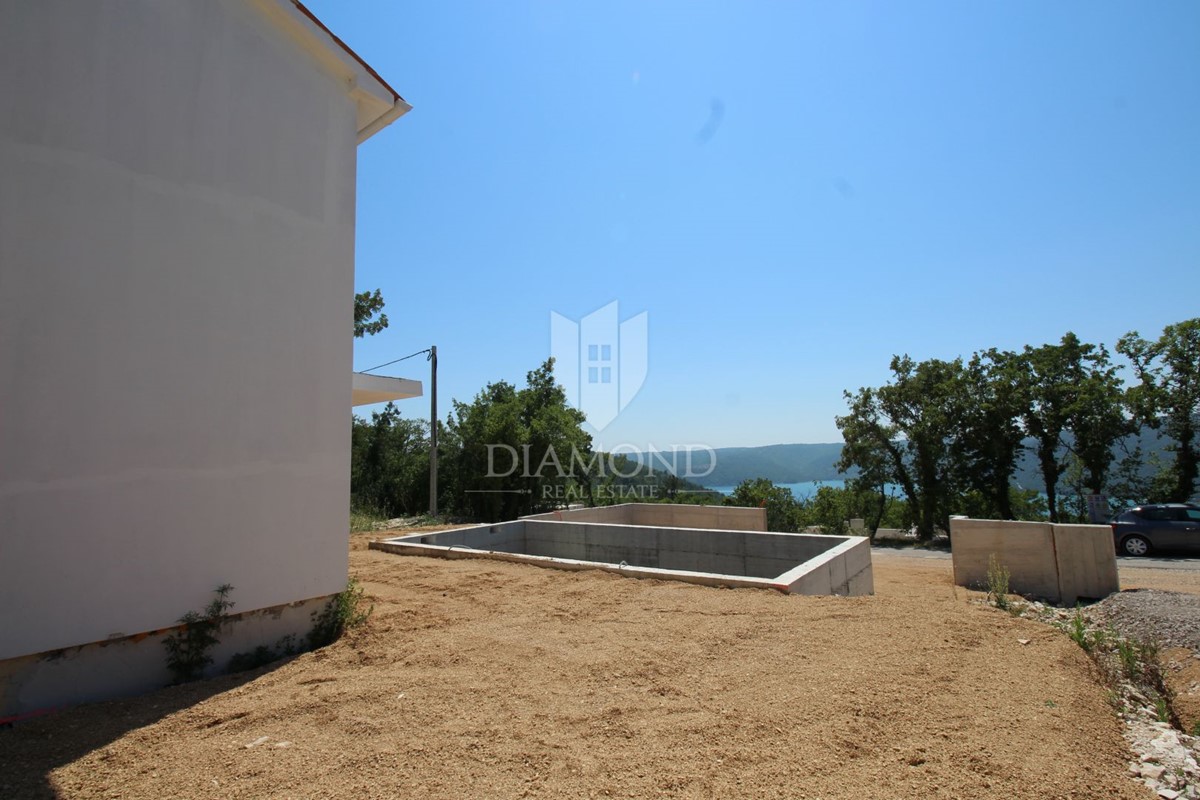 Labin, due case in pietra ristrutturate con piscina, vista mare