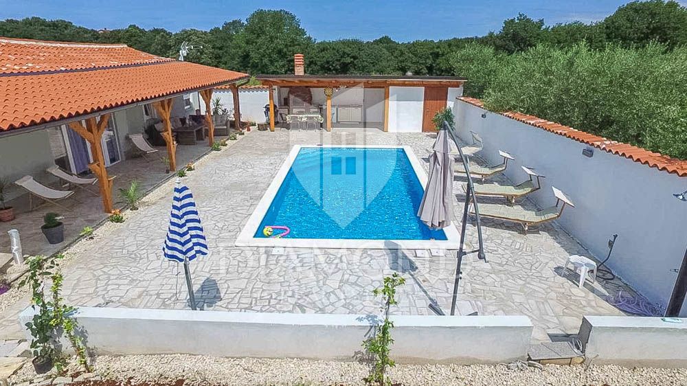 Dintorni di Medulin, casa con piscina immersa nel verde