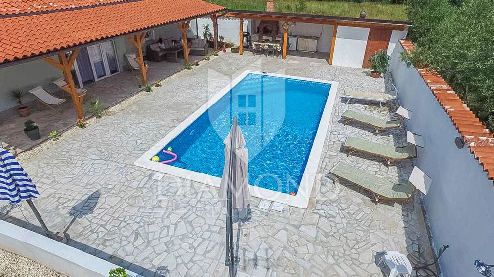 Dintorni di Medulin, casa con piscina immersa nel verde