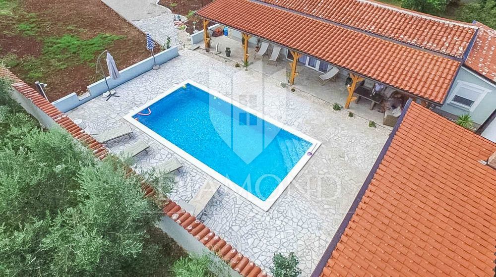Dintorni di Medulin, casa con piscina immersa nel verde