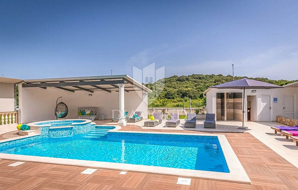 Pula, Grande casa con piscina in una posizione ambita