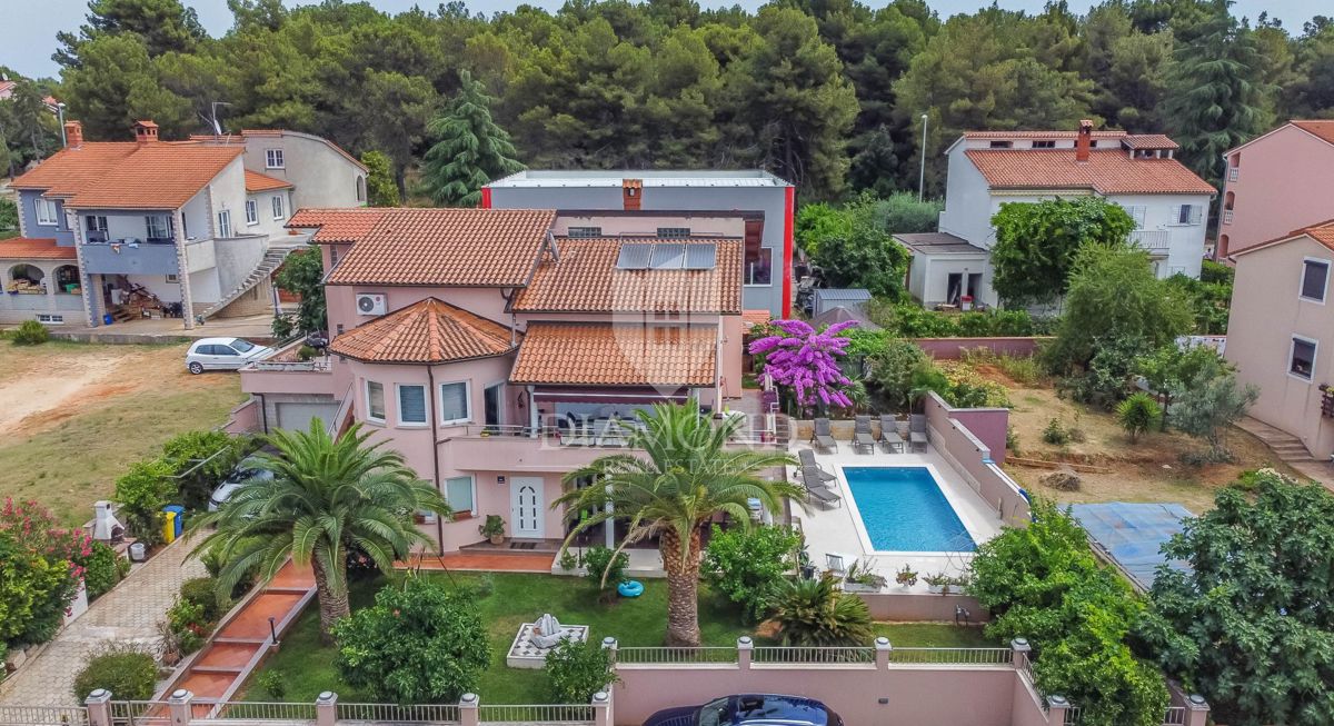 Pula, una casa imponente con piscina e vista sul mare