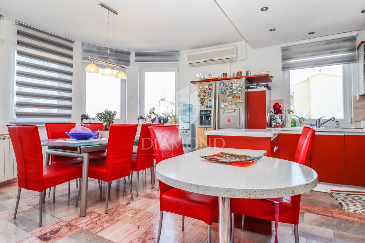 Pula, una casa imponente con piscina e vista sul mare