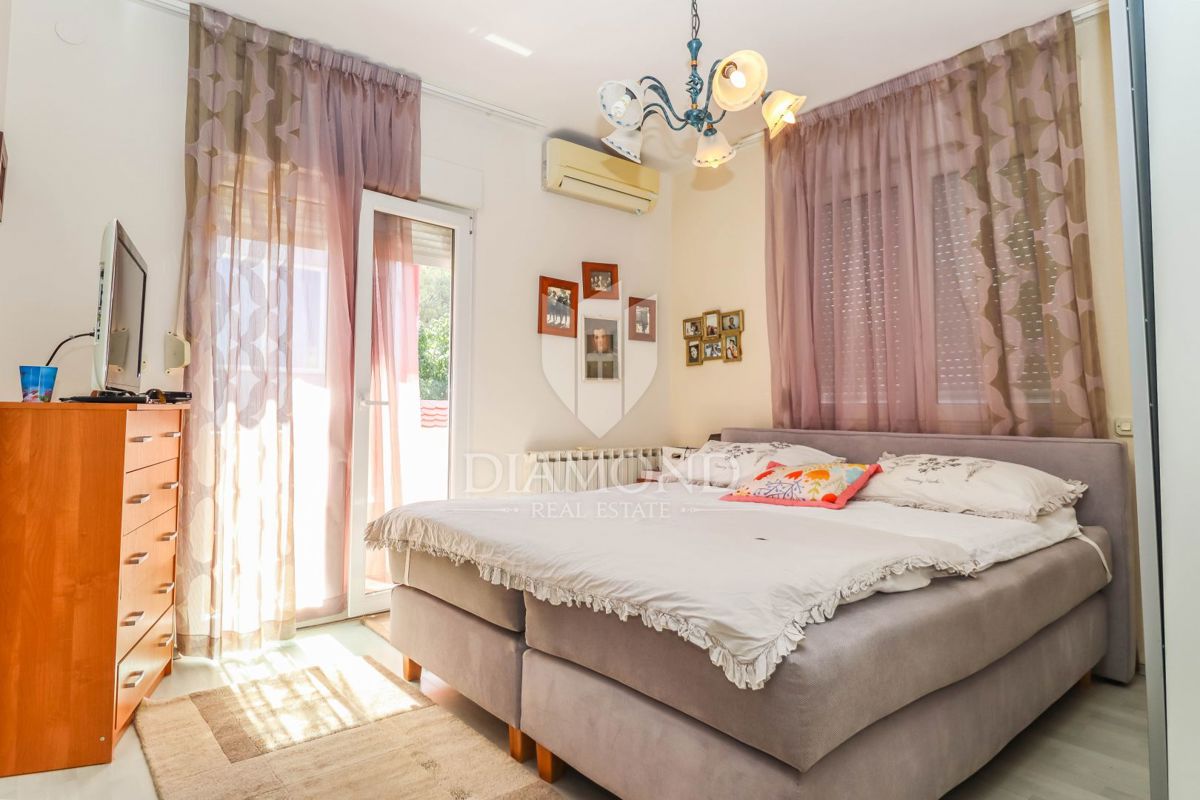 Pula, una casa imponente con piscina e vista sul mare