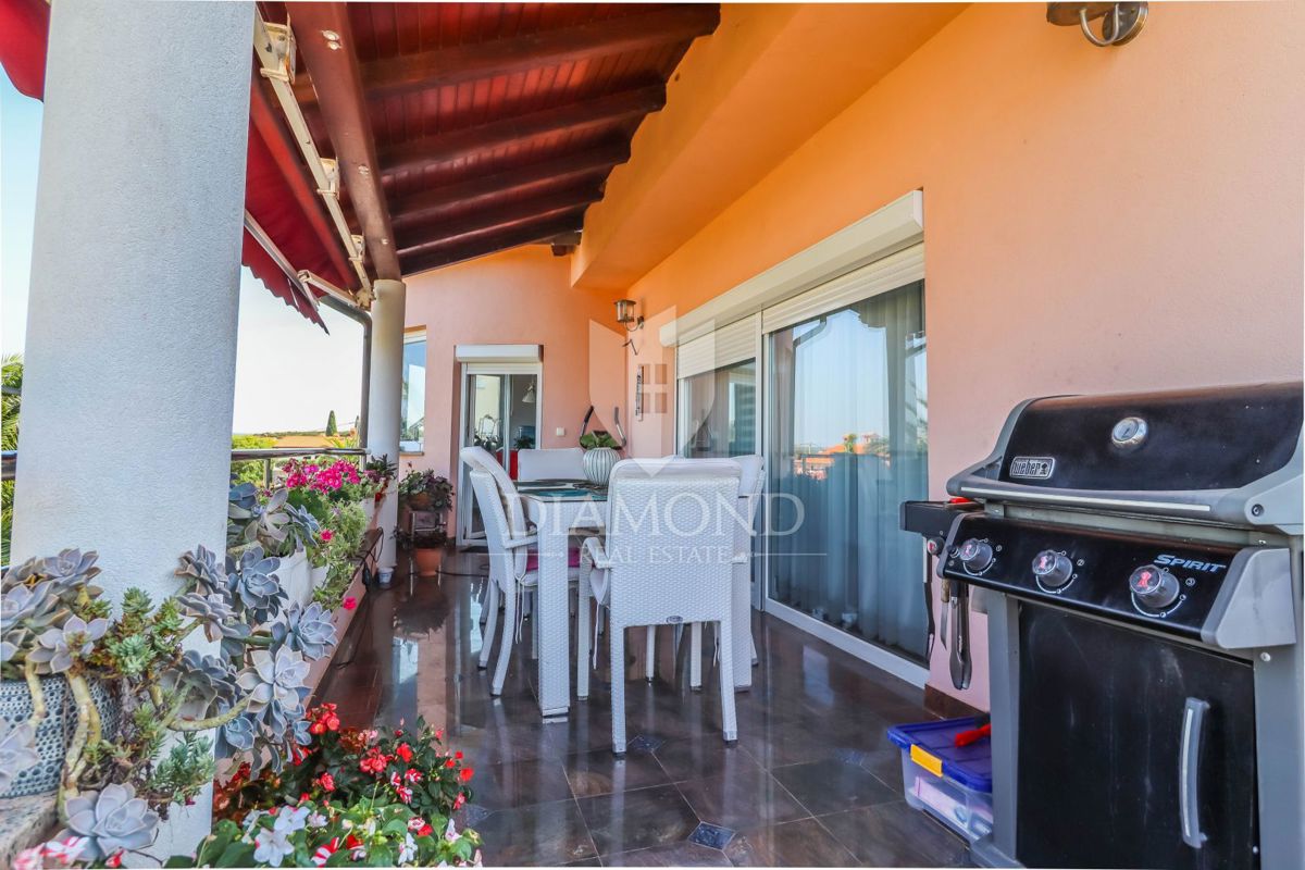 Pula, una casa imponente con piscina e vista sul mare