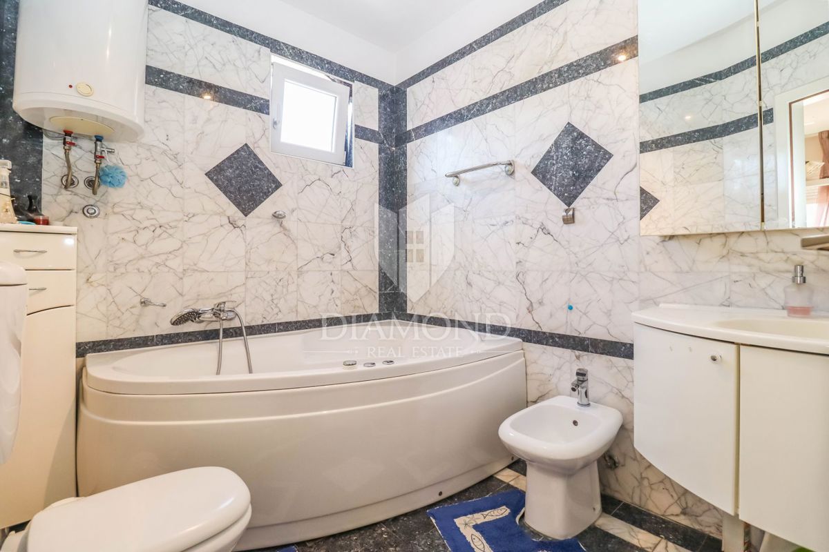 Pula, una casa imponente con piscina e vista sul mare