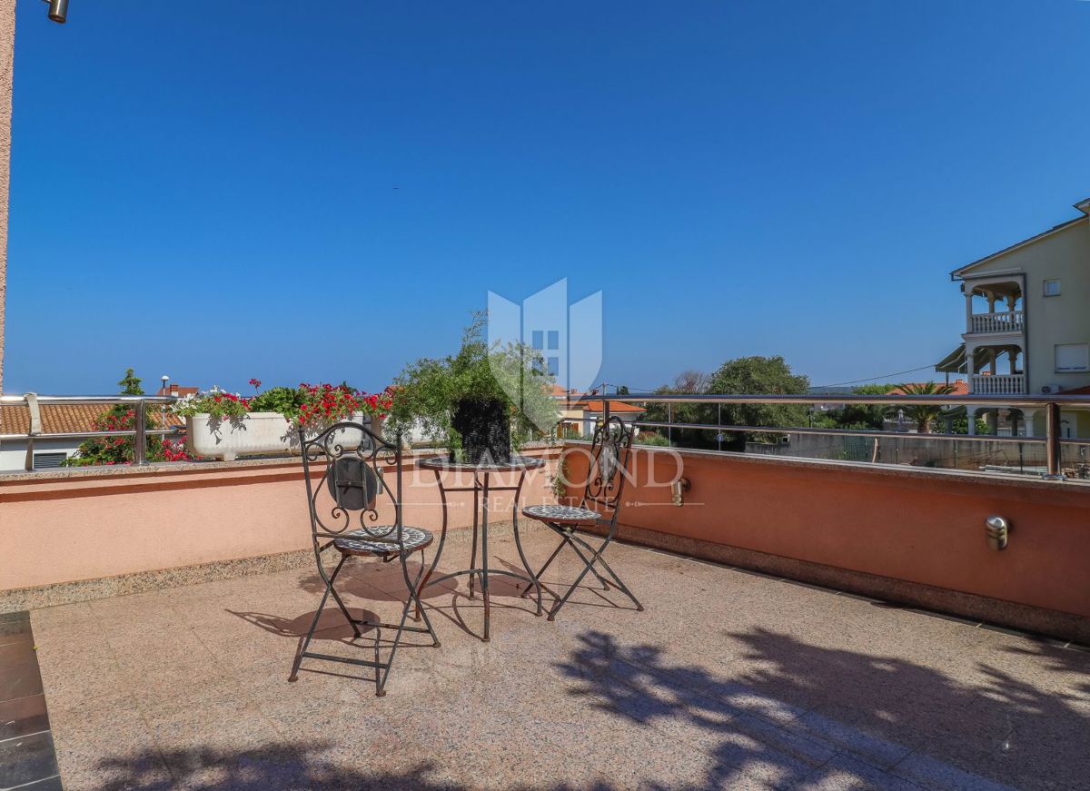 Pula, una casa imponente con piscina e vista sul mare