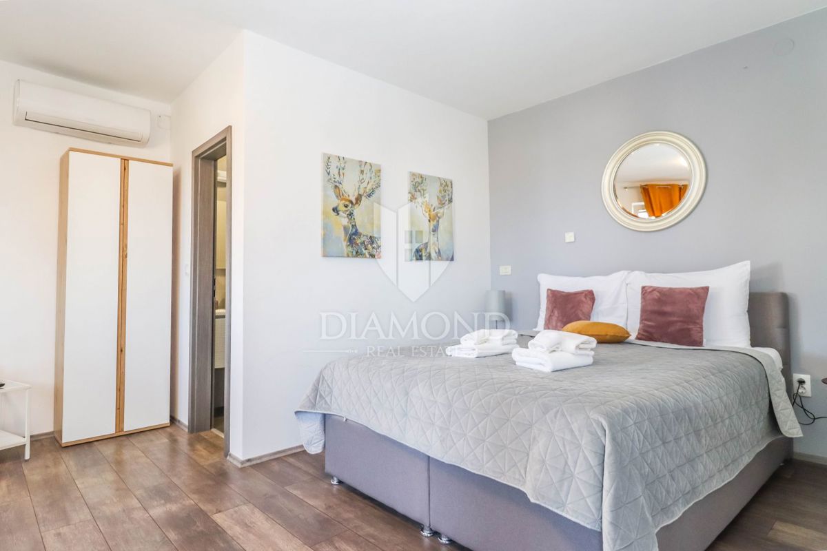 Pula, una casa imponente con piscina e vista sul mare