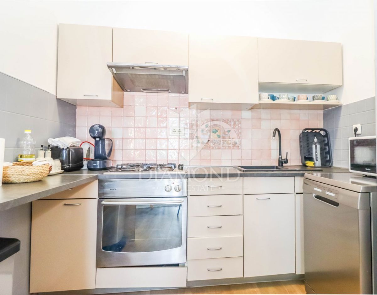 Pula, una casa imponente con piscina e vista sul mare