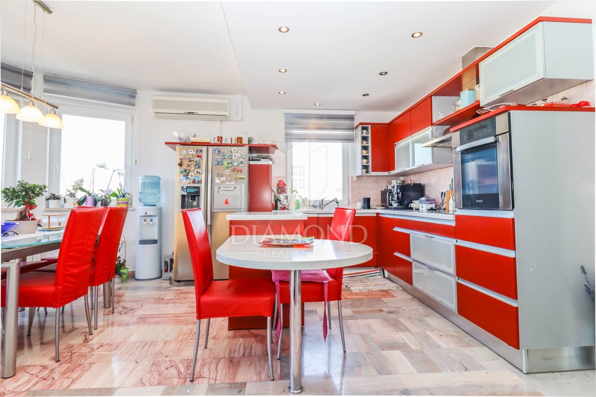 Pula, una casa imponente con piscina e vista sul mare