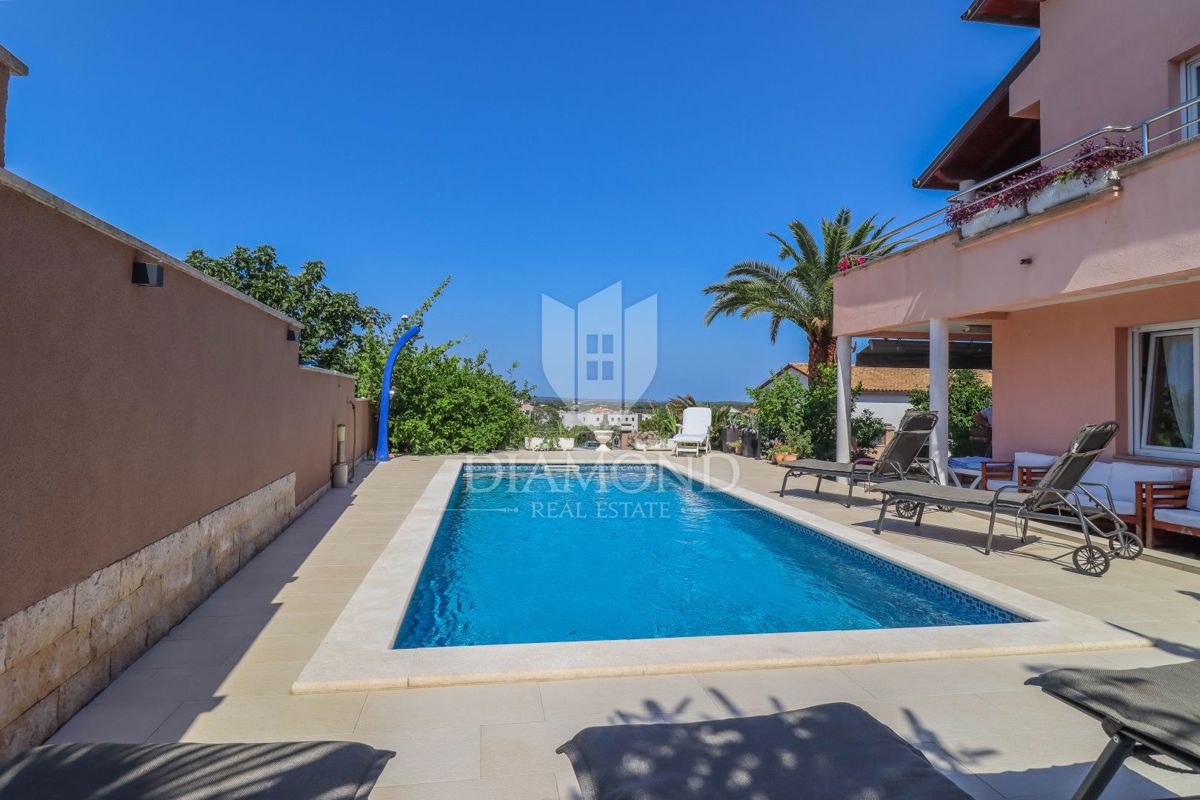 Pula, una casa imponente con piscina e vista sul mare