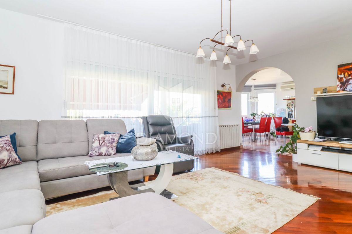 Pula, una casa imponente con piscina e vista sul mare