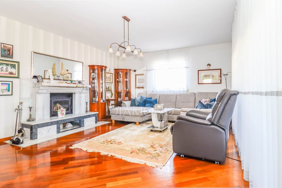 Pula, una casa imponente con piscina e vista sul mare