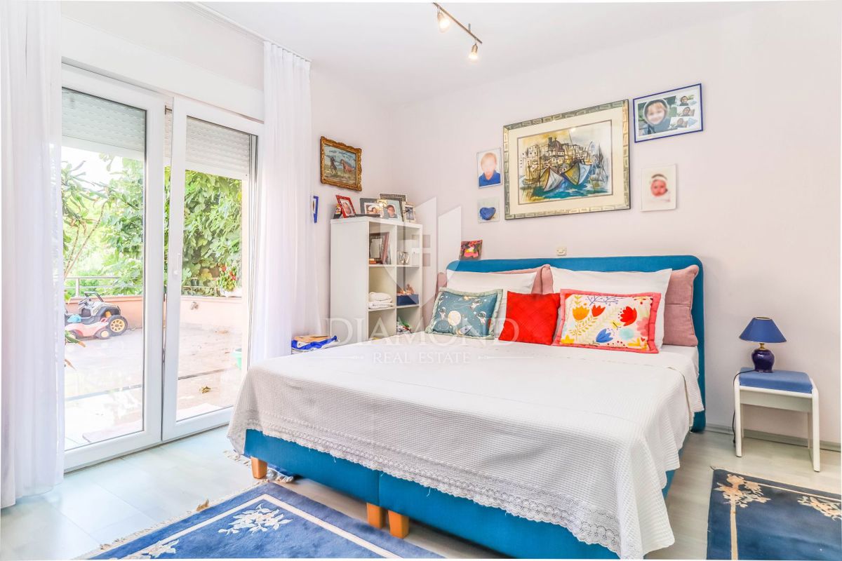 Pula, una casa imponente con piscina e vista sul mare