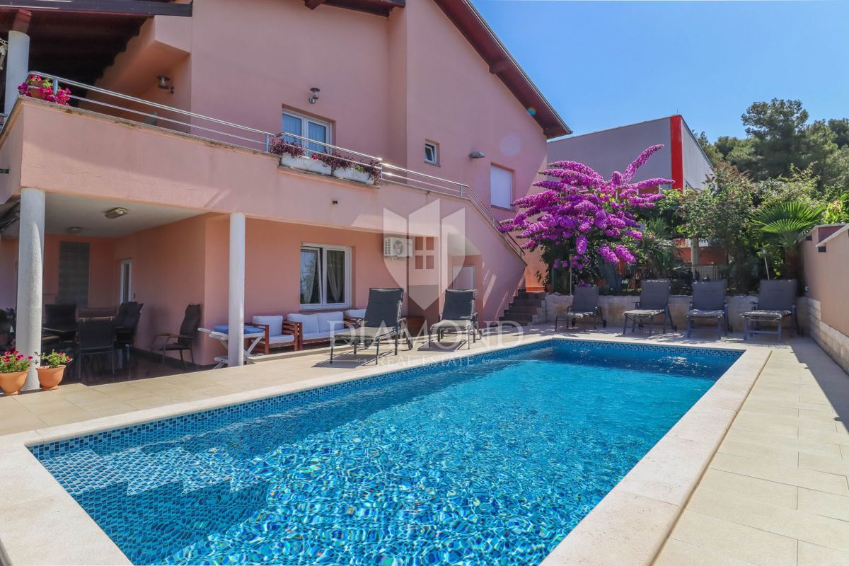 Pula, una casa imponente con piscina e vista sul mare
