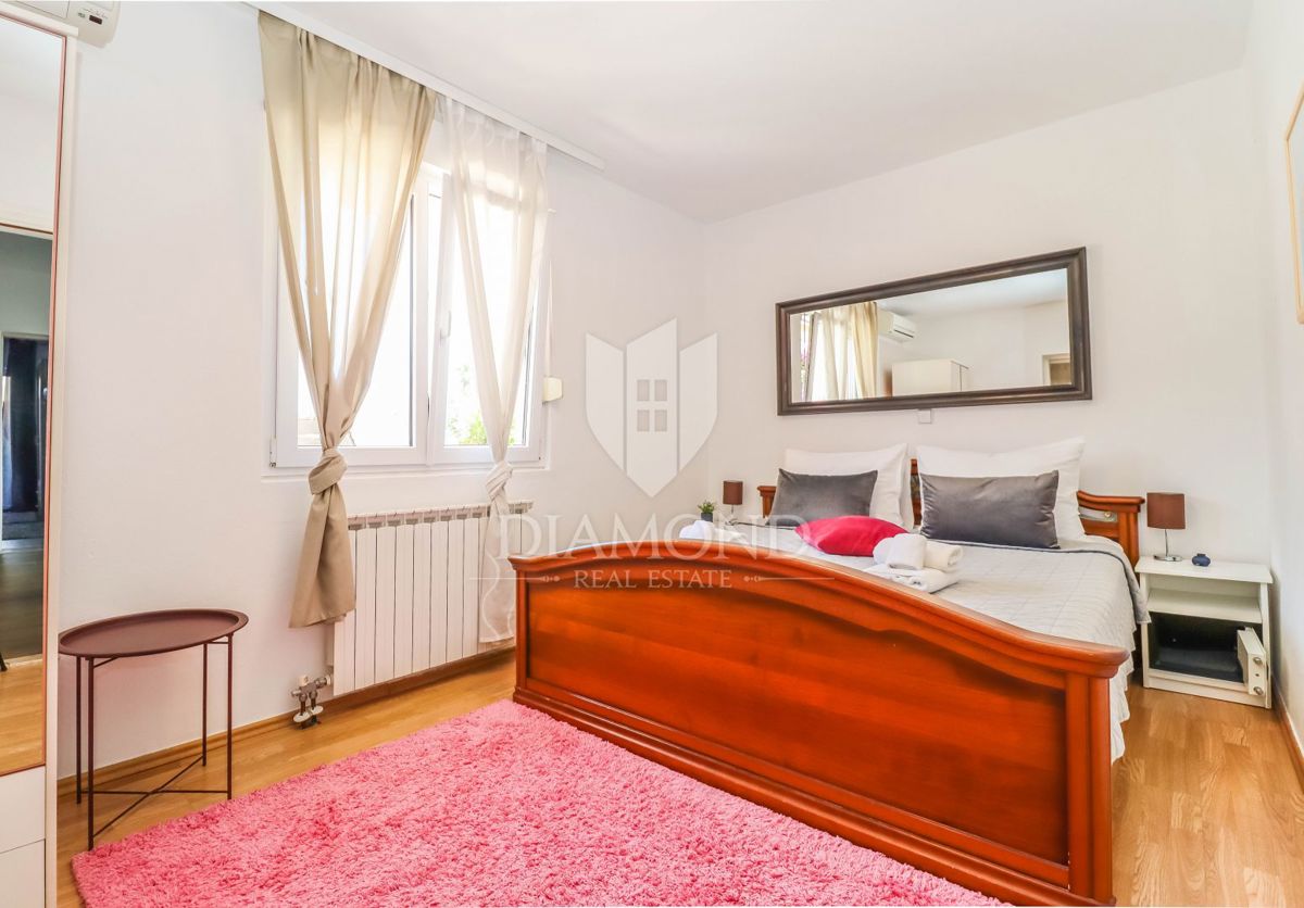 Pula, una casa imponente con piscina e vista sul mare