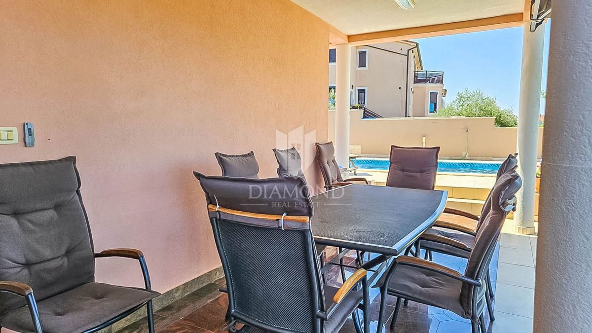 Pula, una casa imponente con piscina e vista sul mare