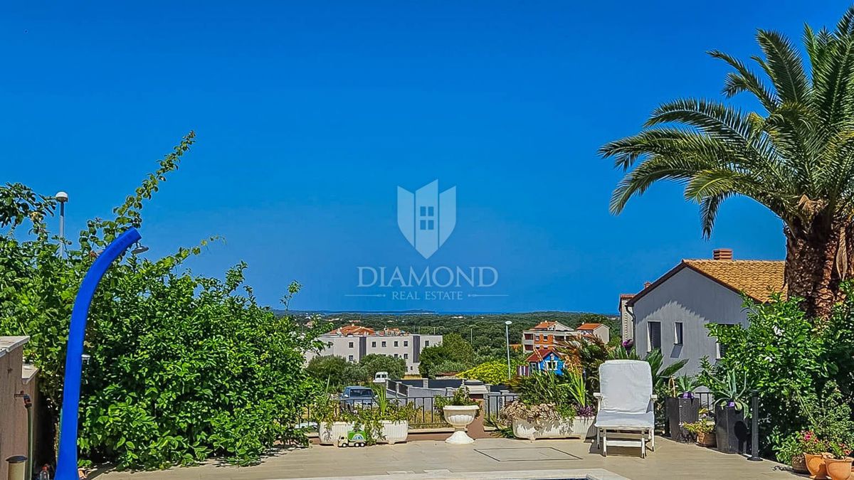 Pula, una casa imponente con piscina e vista sul mare