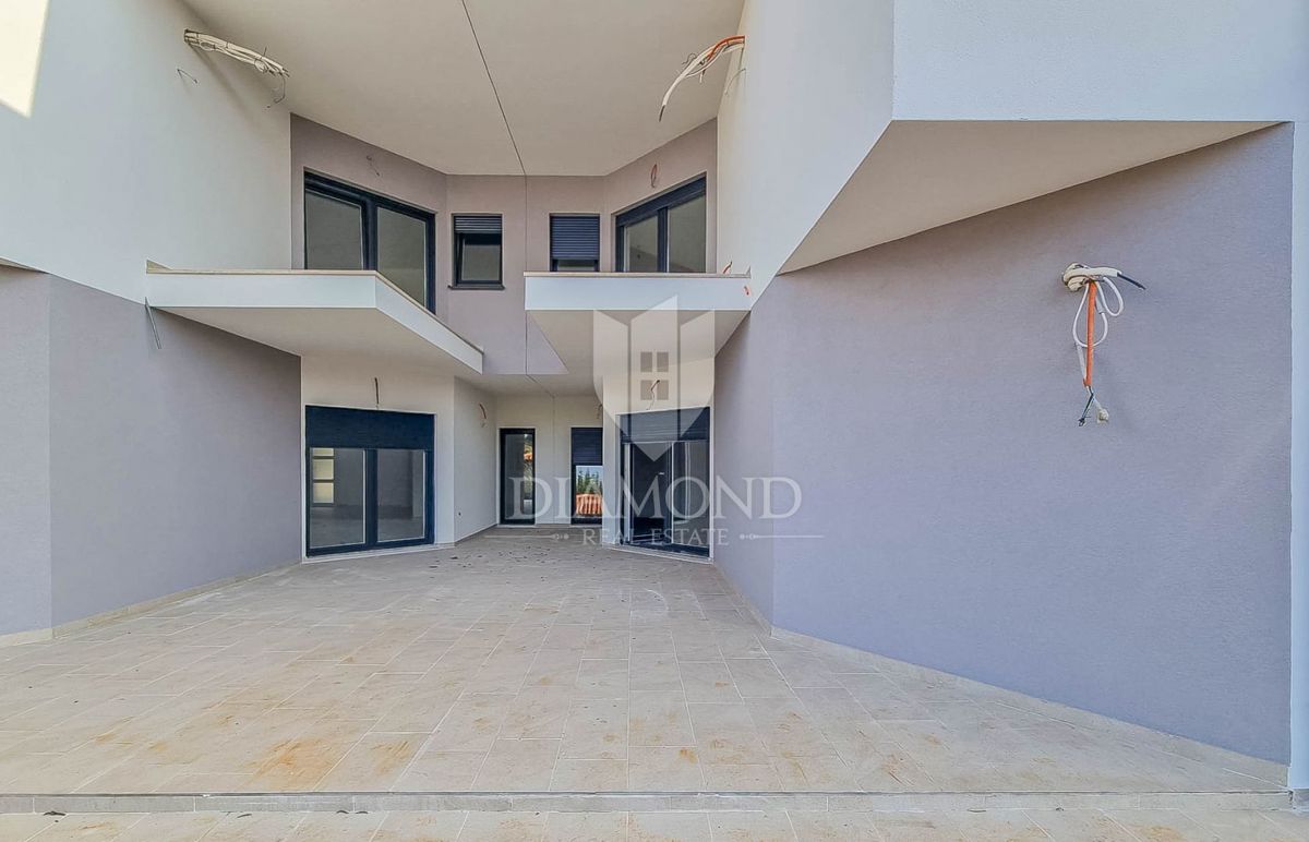 Umago, dintorni, nuova costruzione! Moderno appartamento a 450 m dal mare!