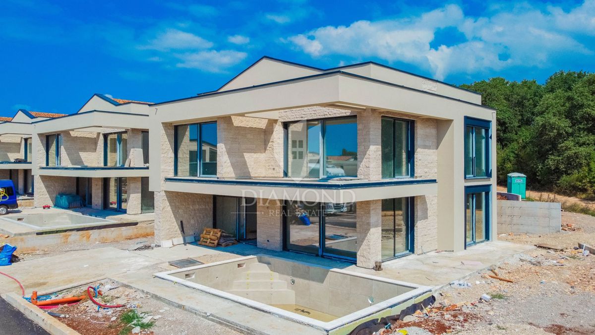 Umago! Villa di lusso a 100 metri dal mare!