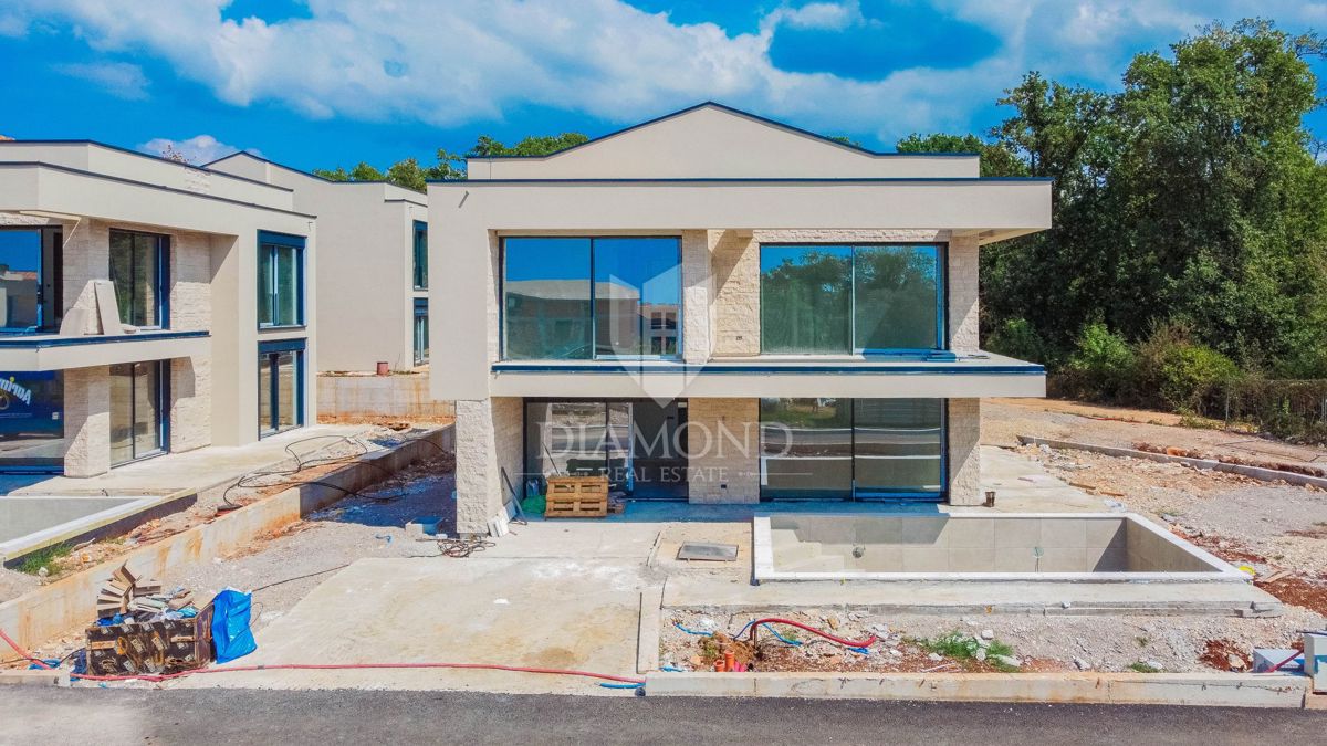 Umago! Villa di lusso a 100 metri dal mare!