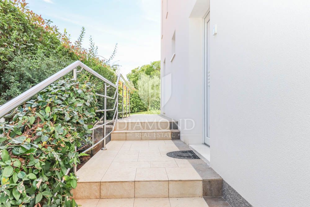 Banjole, prestigiosa villa a 300mt dal mare