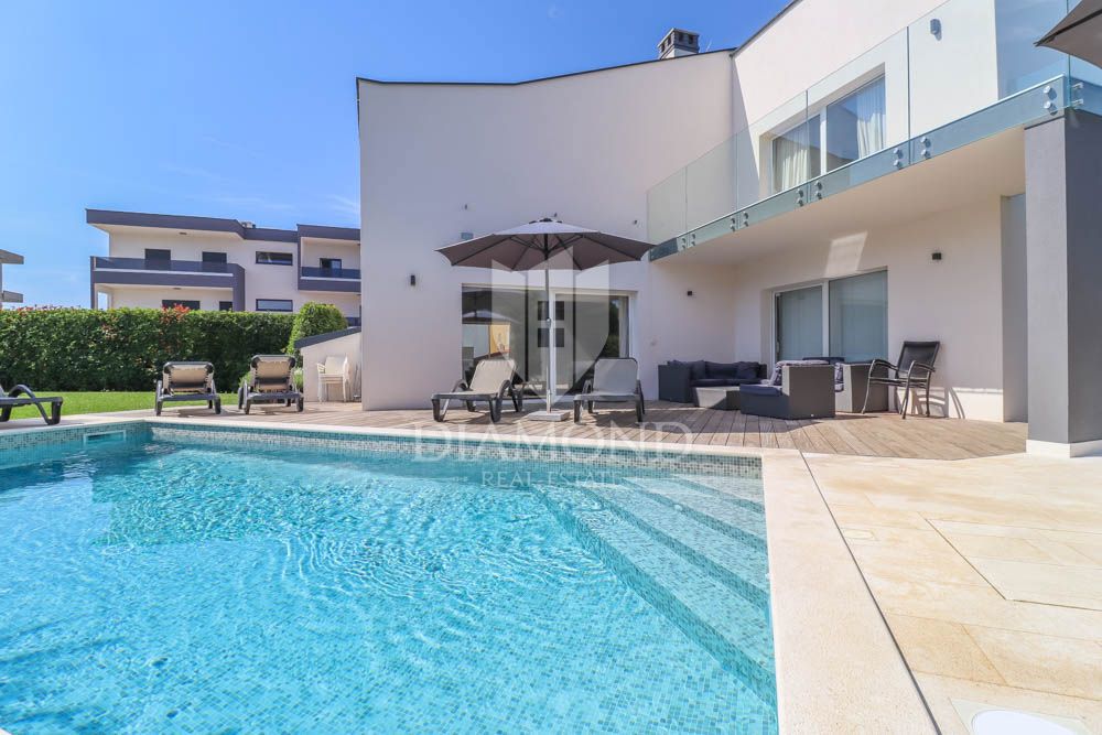 Banjole, prestigiosa villa a 300mt dal mare
