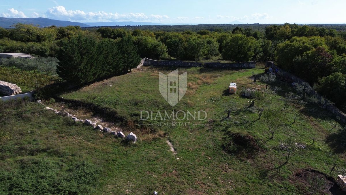 Rakalj, terreno con permesso di costruire