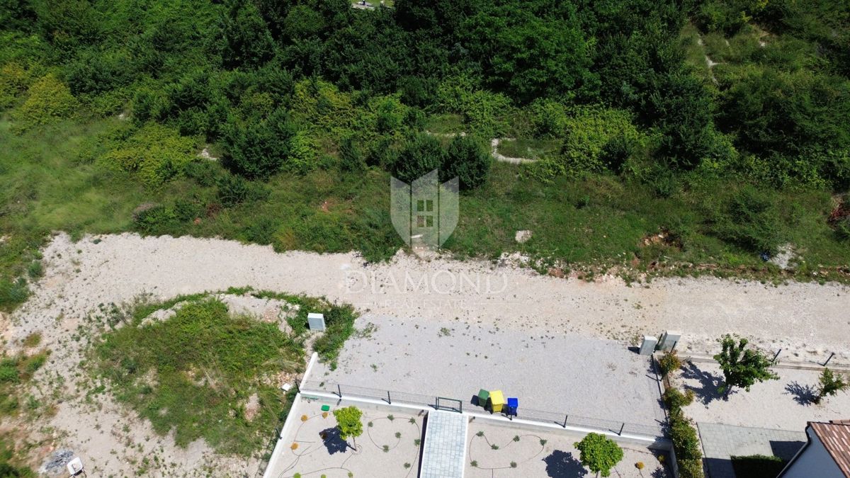 Albona, dintorni, terreno con permesso di costruire