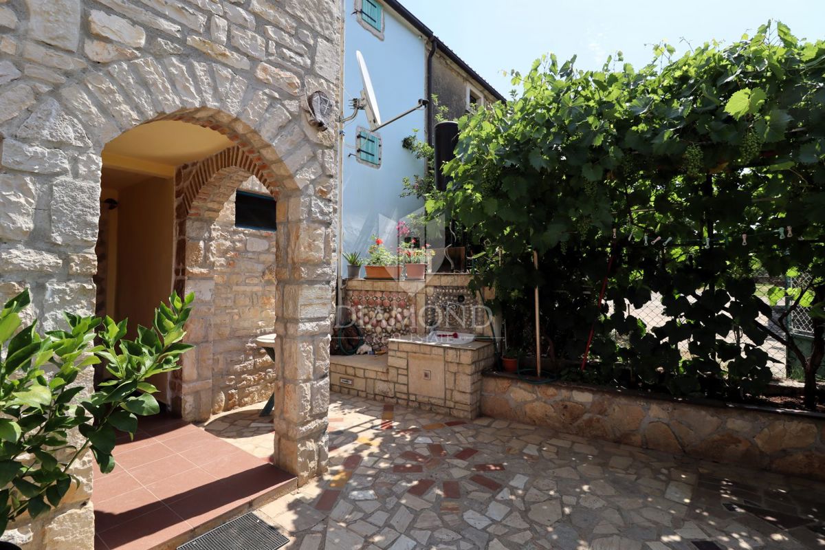 Parenzo, dintorni, casa in pietra d'Istria 