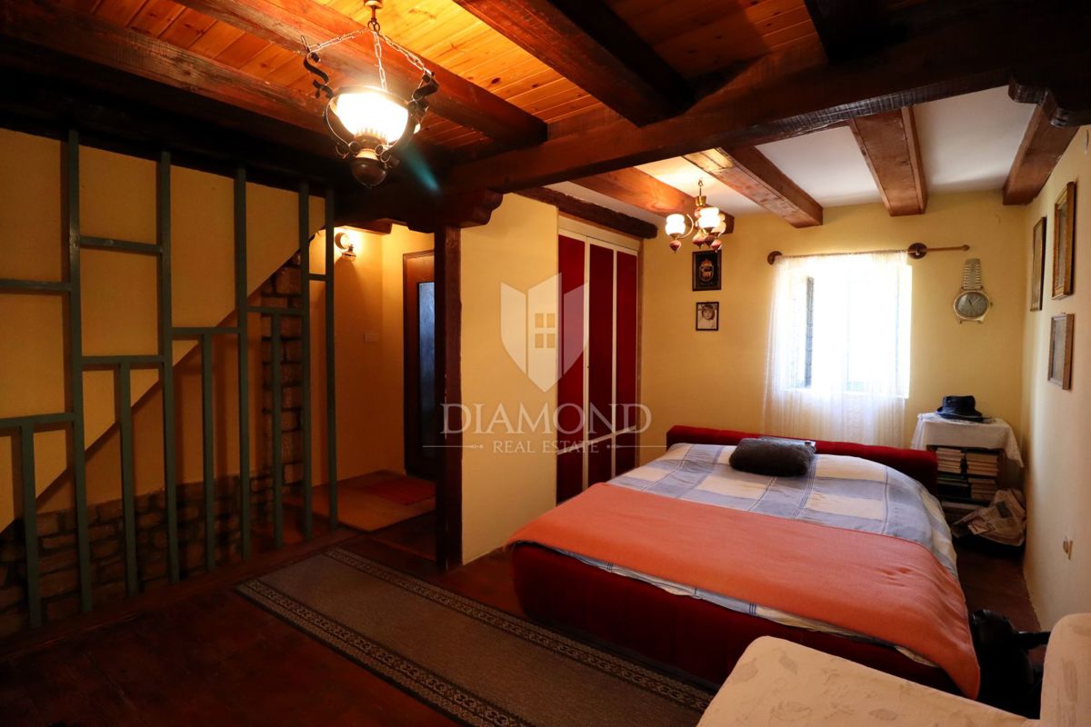 Parenzo, dintorni, casa in pietra d'Istria 