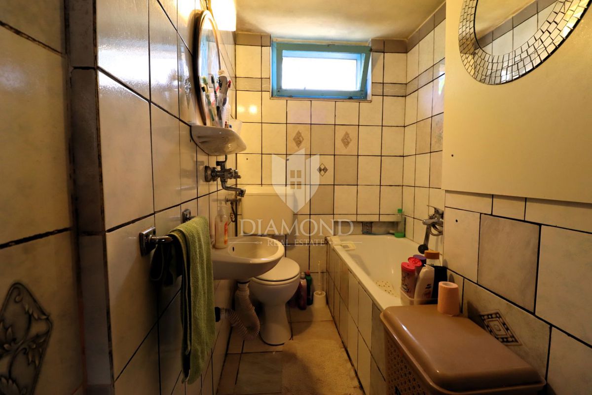 Parenzo, dintorni, casa in pietra d'Istria 